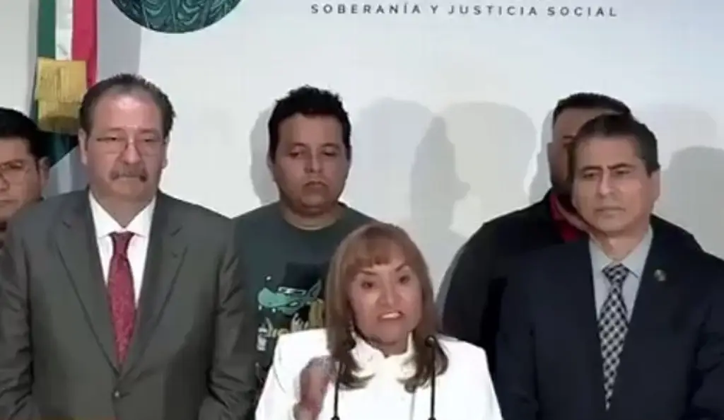 Denuncian a secretaria del Trabajo por poner a personal de la dependencia a trapear su casa