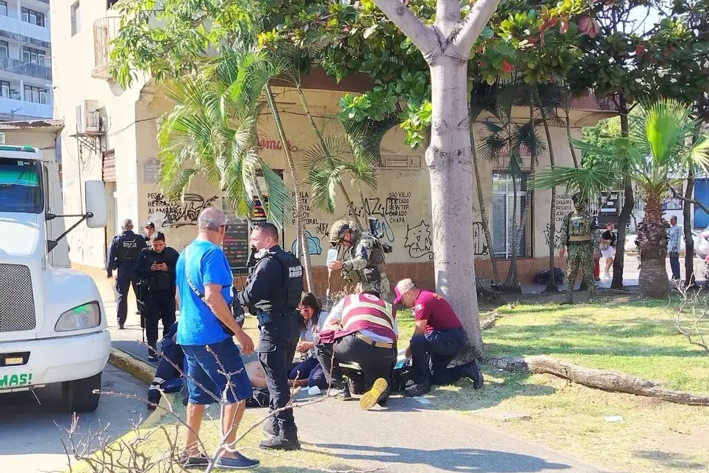 Lo atacan con unas tijeras y causa movilización policiaca en el Centro Veracruz