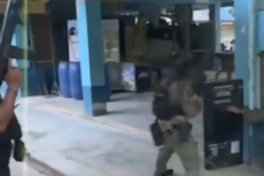 Irrumpe a tiros en escuela y toma como rehenes a estudiantes y profesores en Tailandia