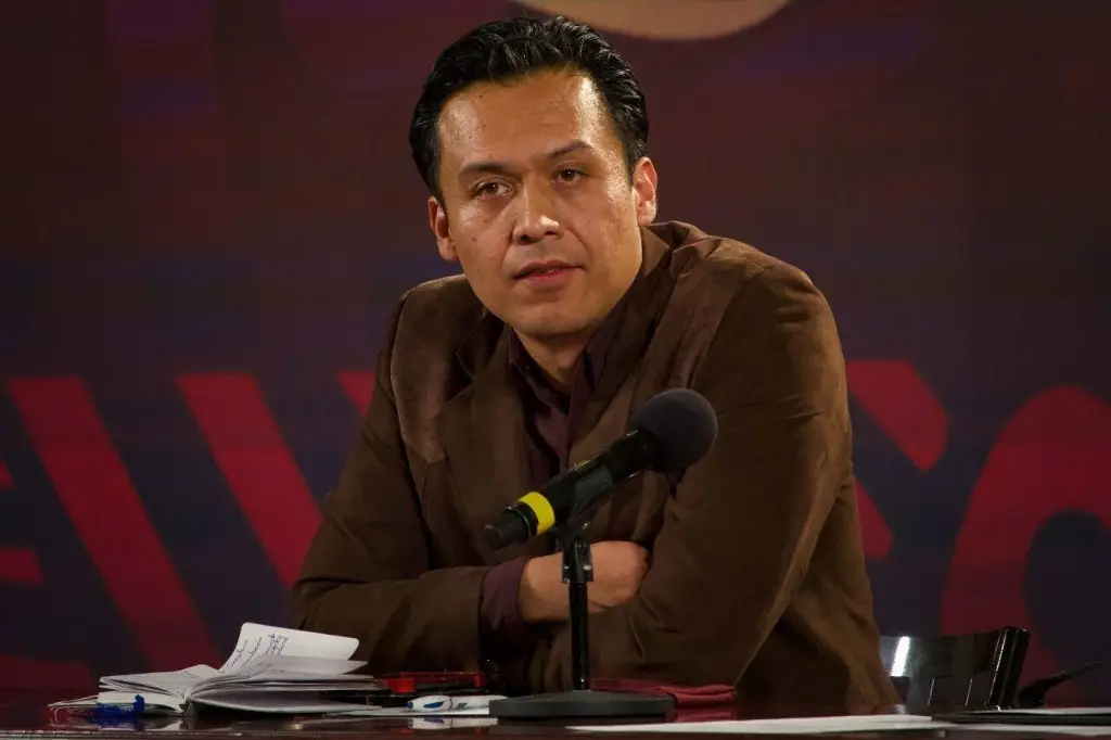 Despiden a Marx Arriaga de la SEP; lo desalojan con policías