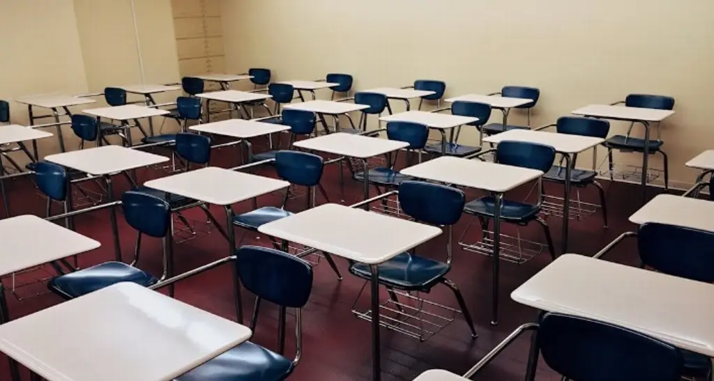 Captan agresión de joven a su compañera de clases en escuela de Veracruz