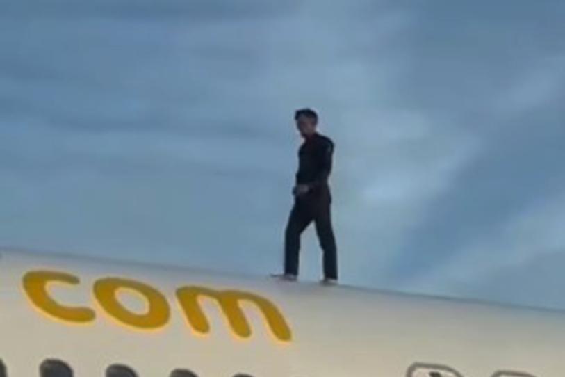 Hombre se sube al techo de un avión y retrasa dos horas un vuelo a Ámsterdam
