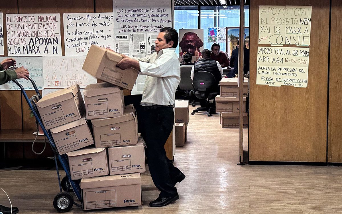 Empacan pertenencias de Arriaga en la SEP; exfuncionario insiste en que le pidieron retirar Ayotzinapa de libros