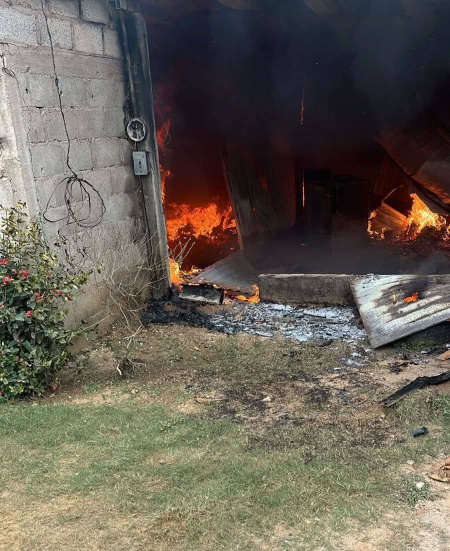 SE INCENDIA VIVIENDA EN LA BENITO JUAREZ