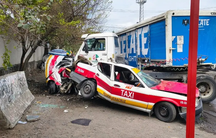 Piden ayuda para taxistas heridos tras accidente en Veracruz