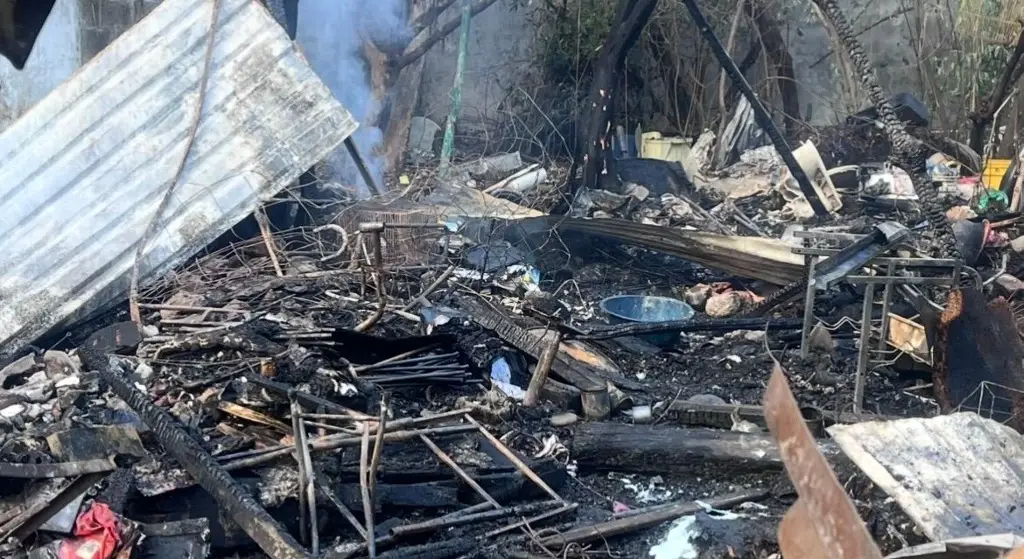 Adultos mayores pierden todo tras incendiarse su hogar