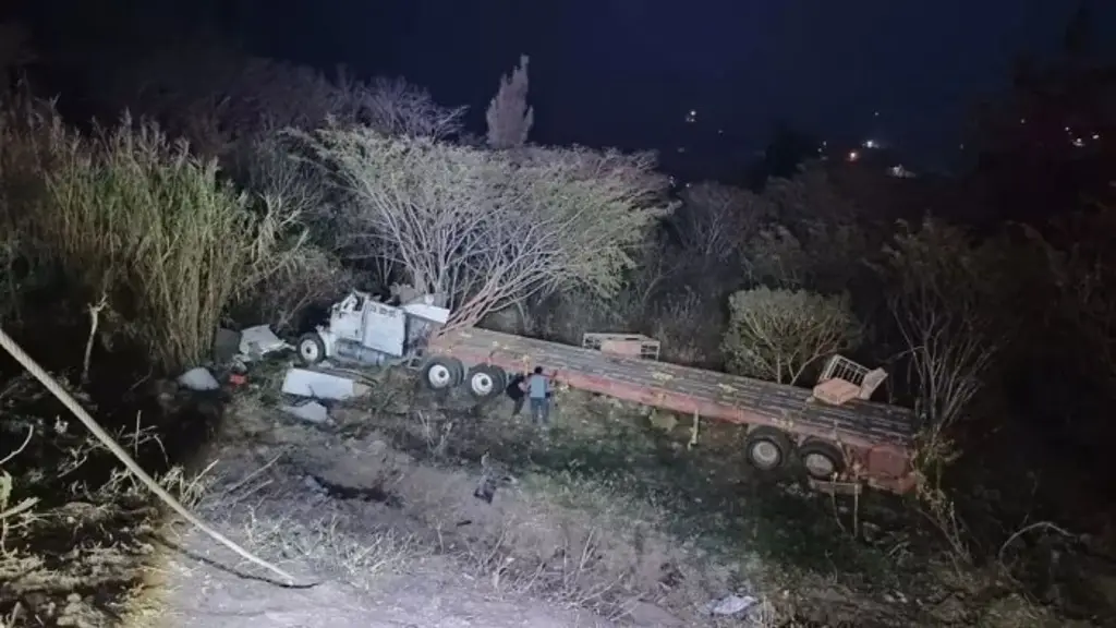 Accidente en Cumbres de Acultzingo: tractocamión cae a barranco