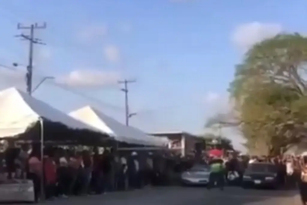 Pierde el control en ‘arrancones’ y atropella al menos a 15