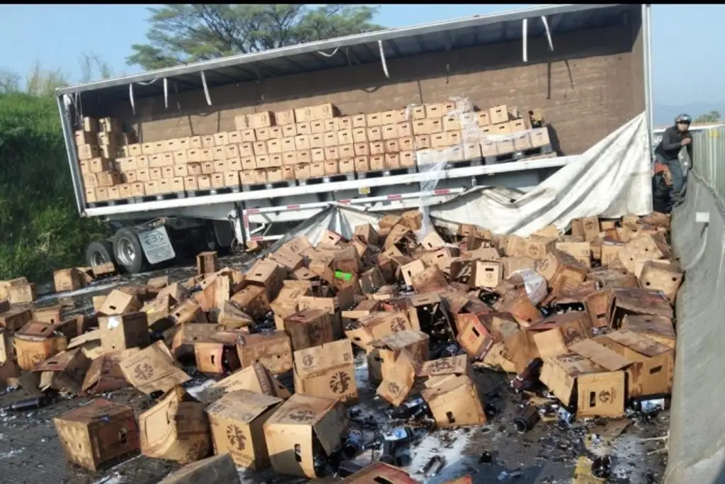 Vuelca tráiler con cerveza en carretera de Veracruz y saquean carga en la autopista