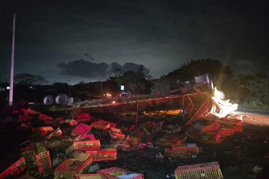 Rapiña de pollos tras accidente en la Paso del Toro-Alvarado