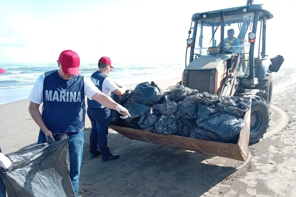 Recolectan 330 kilos de petróleo en playas de Alvarado, Veracruz