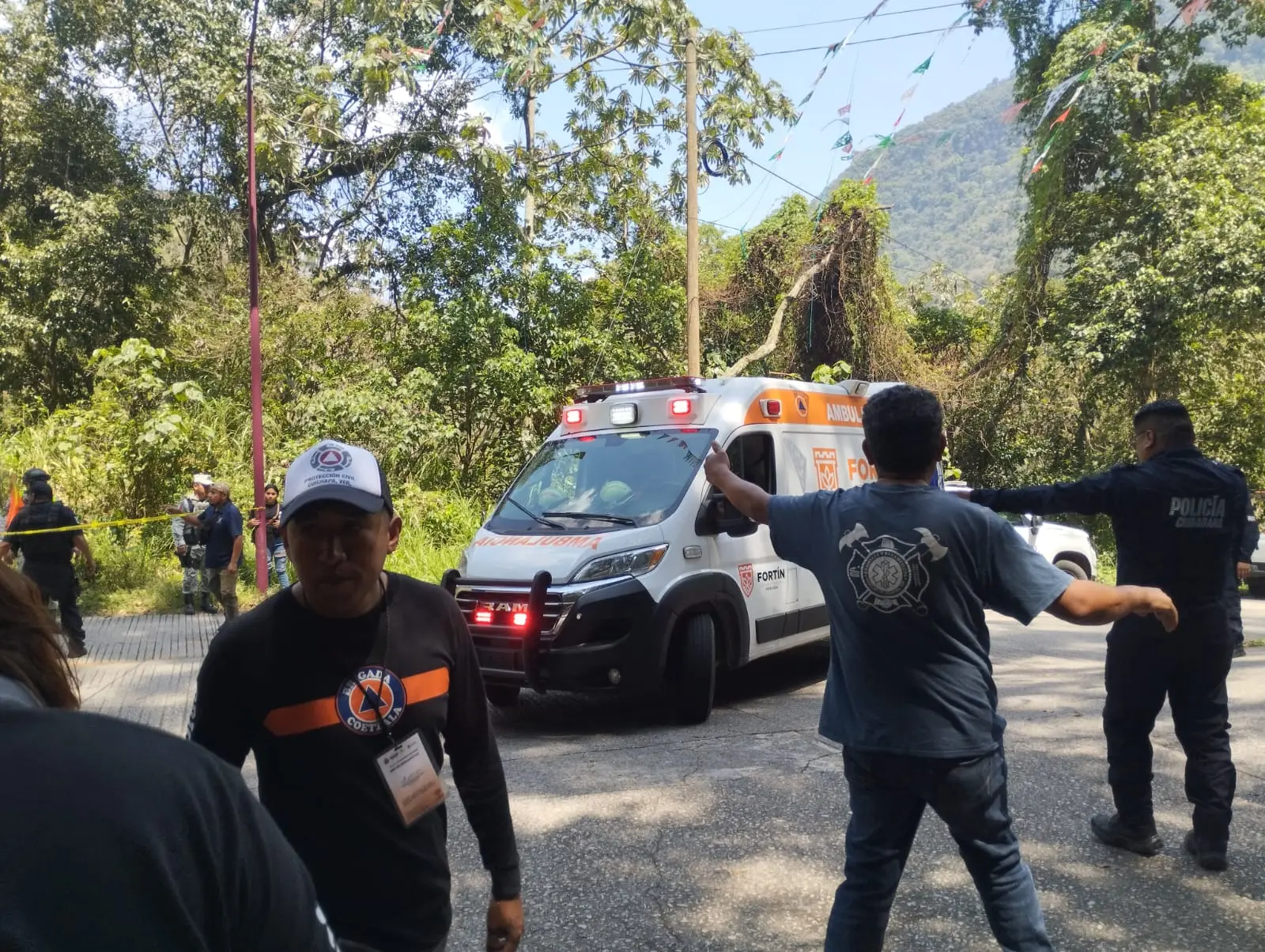 Camión de bomberos cae a barranco en Coetzala; un muerto