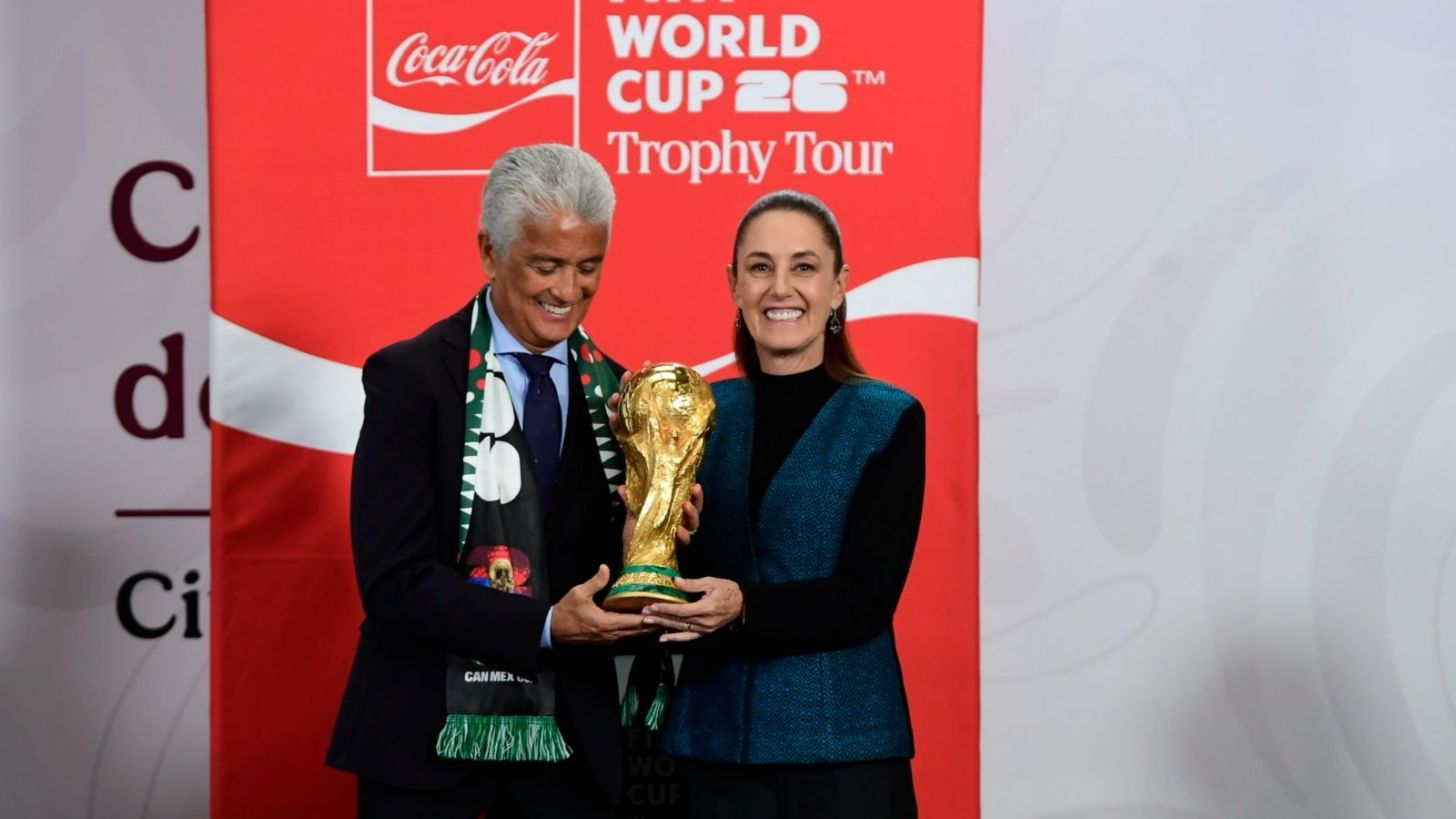 A 100 días del Mundial: Bebeto, campeón con Brasil, devela junto a Sheinbaum la Copa del Mundo que ya está en CDMX