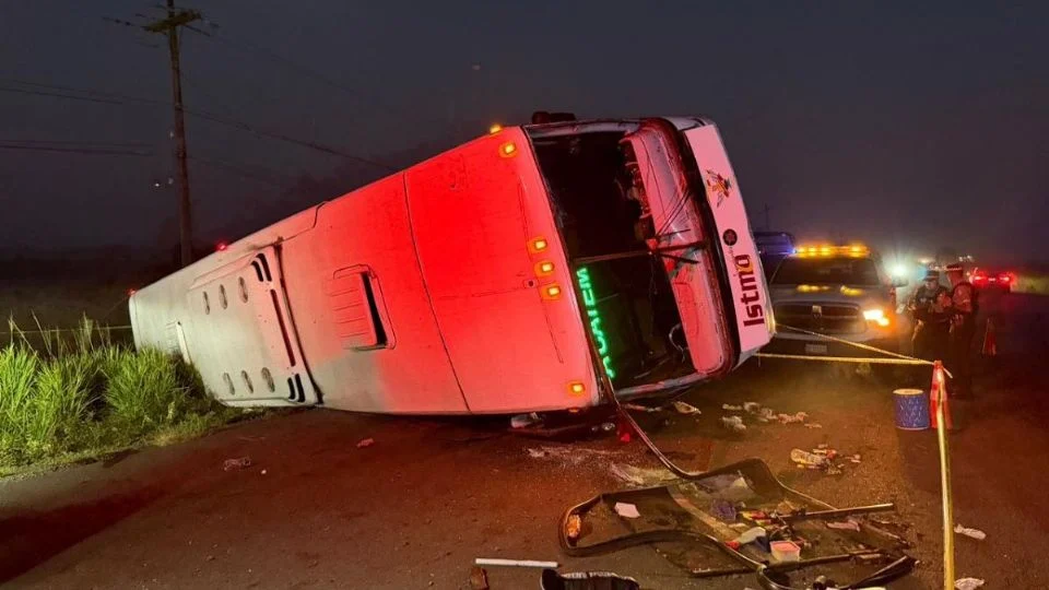 Autobús vuelca en la carretera Veracruz-Alvarado; hay al menos 2 muertos