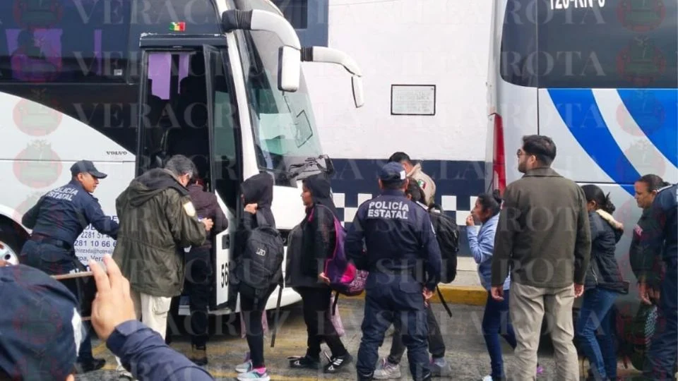 Trasladan a 229 migrantes hallados dentros de tráiler en Xalapa a estación migratoria de Acayucan
