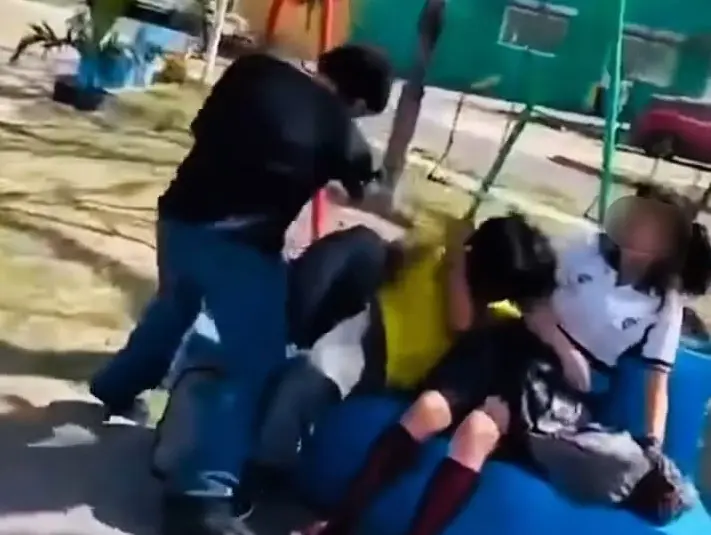 Joven da golpiza a otro en parque de Veracruz