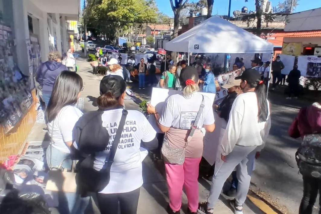 Buscadoras cumplen 24 horas de plantón contra recortes en la Comisión de Víctimas