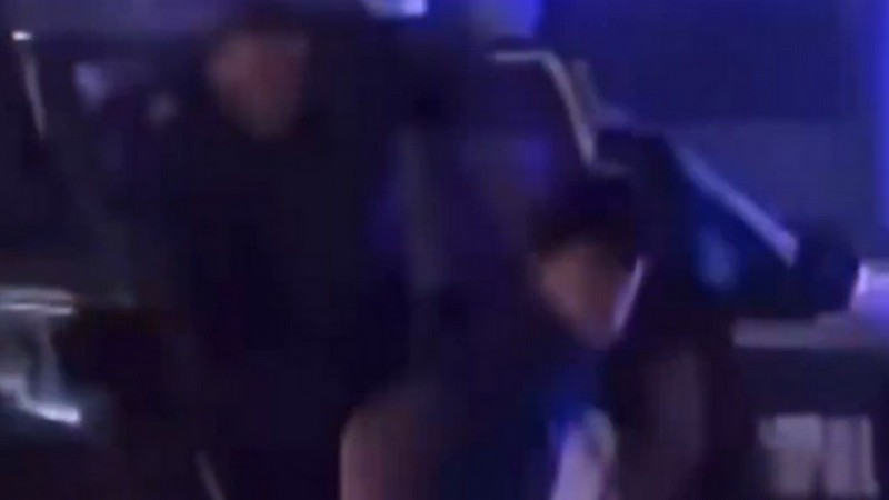 Mamá alcahueta: adolescente detenido escapa de patrulla con ayuda de su madre en Cajeme, Sonora