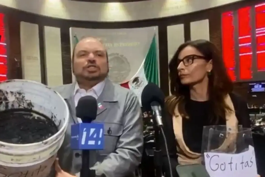 Llevan chapopote recogido en playas de Veracruz a Cámara de Diputados