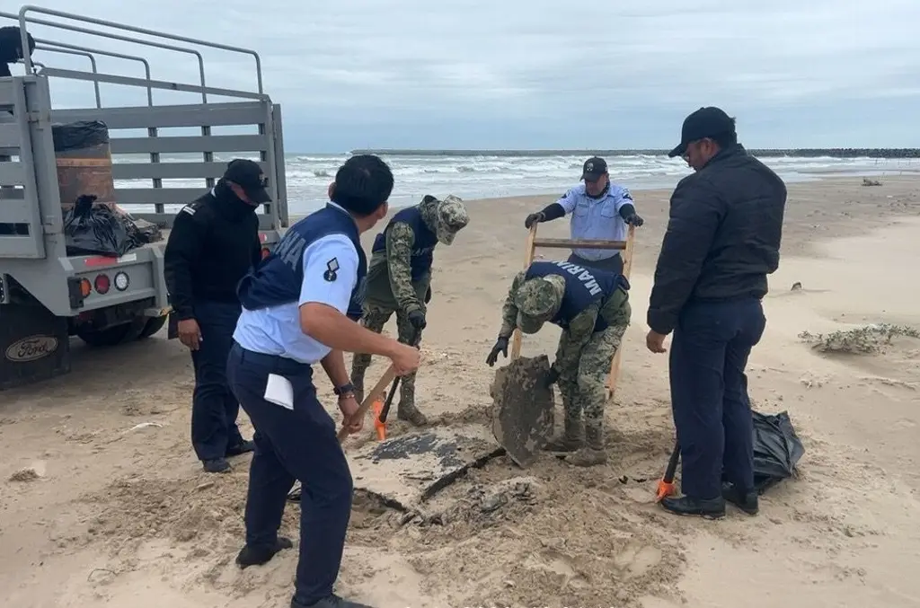 Retiran más de 6 toneladas de petróleo en playas de Tamaulipas tras derrame