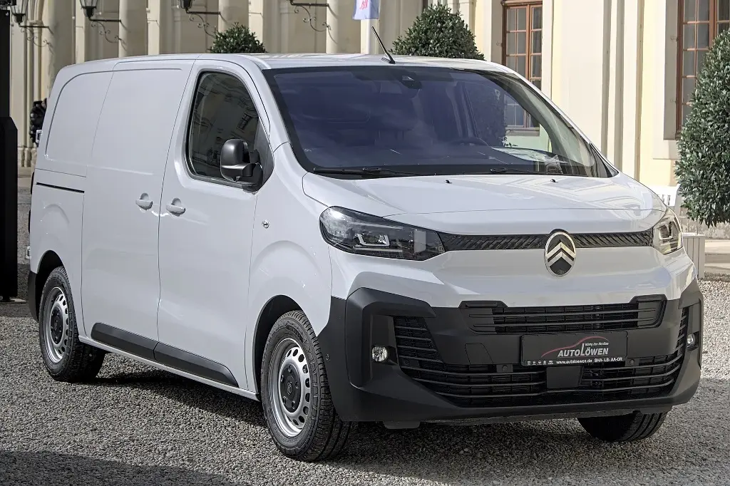 Rescatan a niño que estuvo más de un año encerrado en una camioneta, en Francia