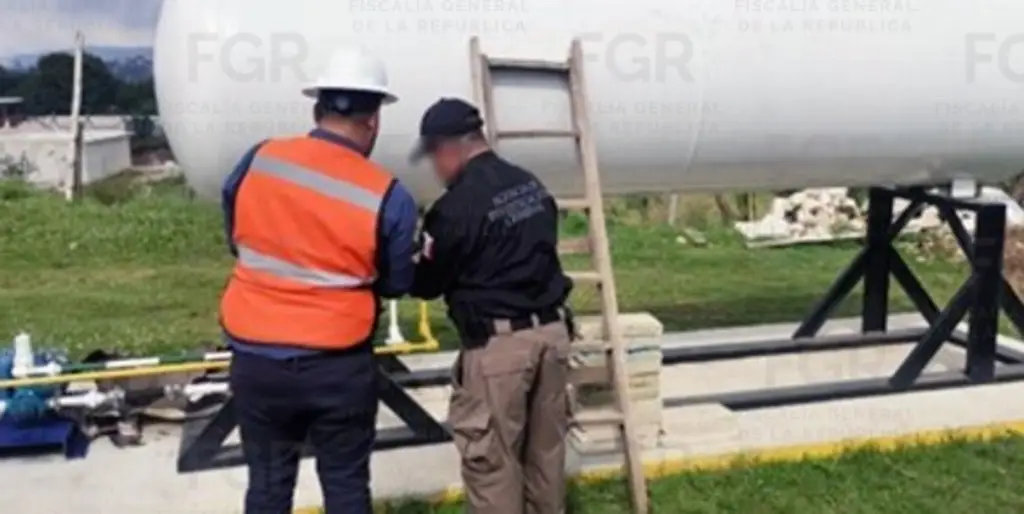 Aseguran casi 4 mil litros de gas LP y varios objetos durante cateo en carretera de Veracruz