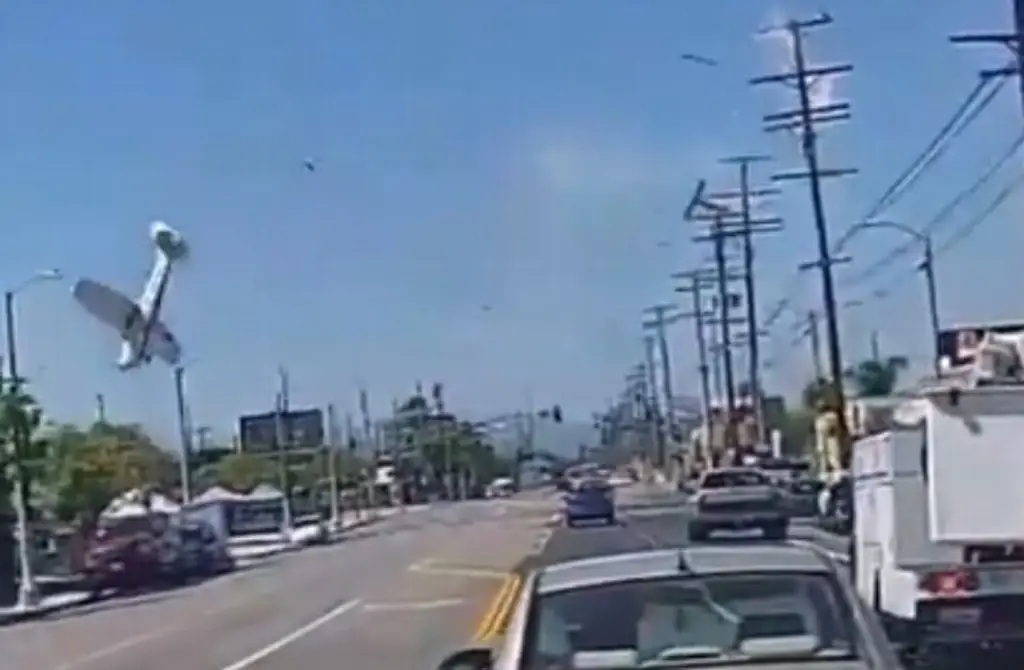 Avioneta choca con cables de alta tensión y cae