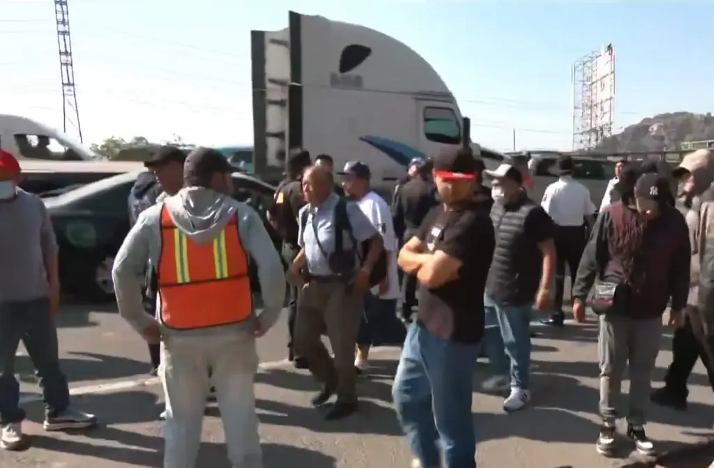 Grupo de choque llega a bloqueo en autopista y agrede a manifestantes; hay un detenido