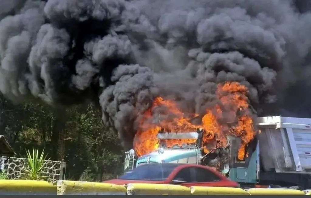 Reportan balazos y quema de camiones en enfrentamiento entre sindicatos en la México-Puebla