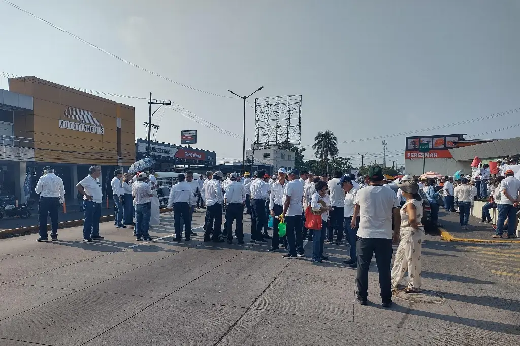 Jubilados de CFE bloquean avenida de Veracruz por reforma contra las pensiones doradas