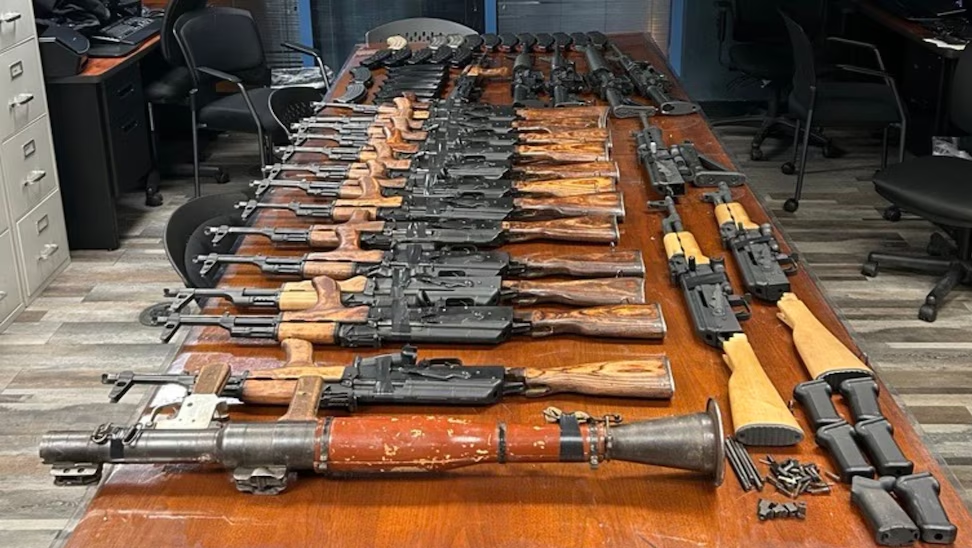 Con un lanzagranadas y más de 30 fusiles ocultos en un vehículo: así intentó una mujer estadounidense ingresar armas a México