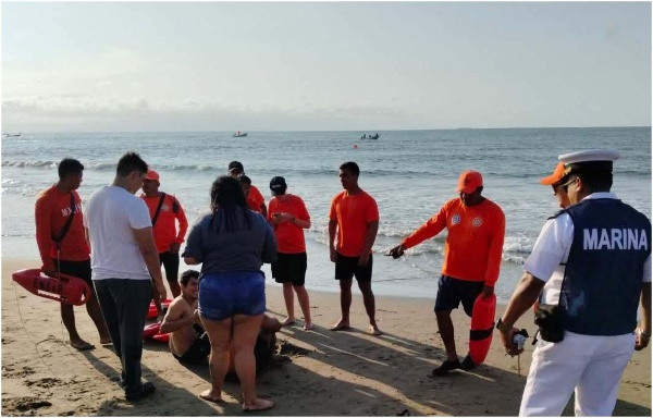 Guardavidas rescatan a dos personas en playa de Coatzacoalcos