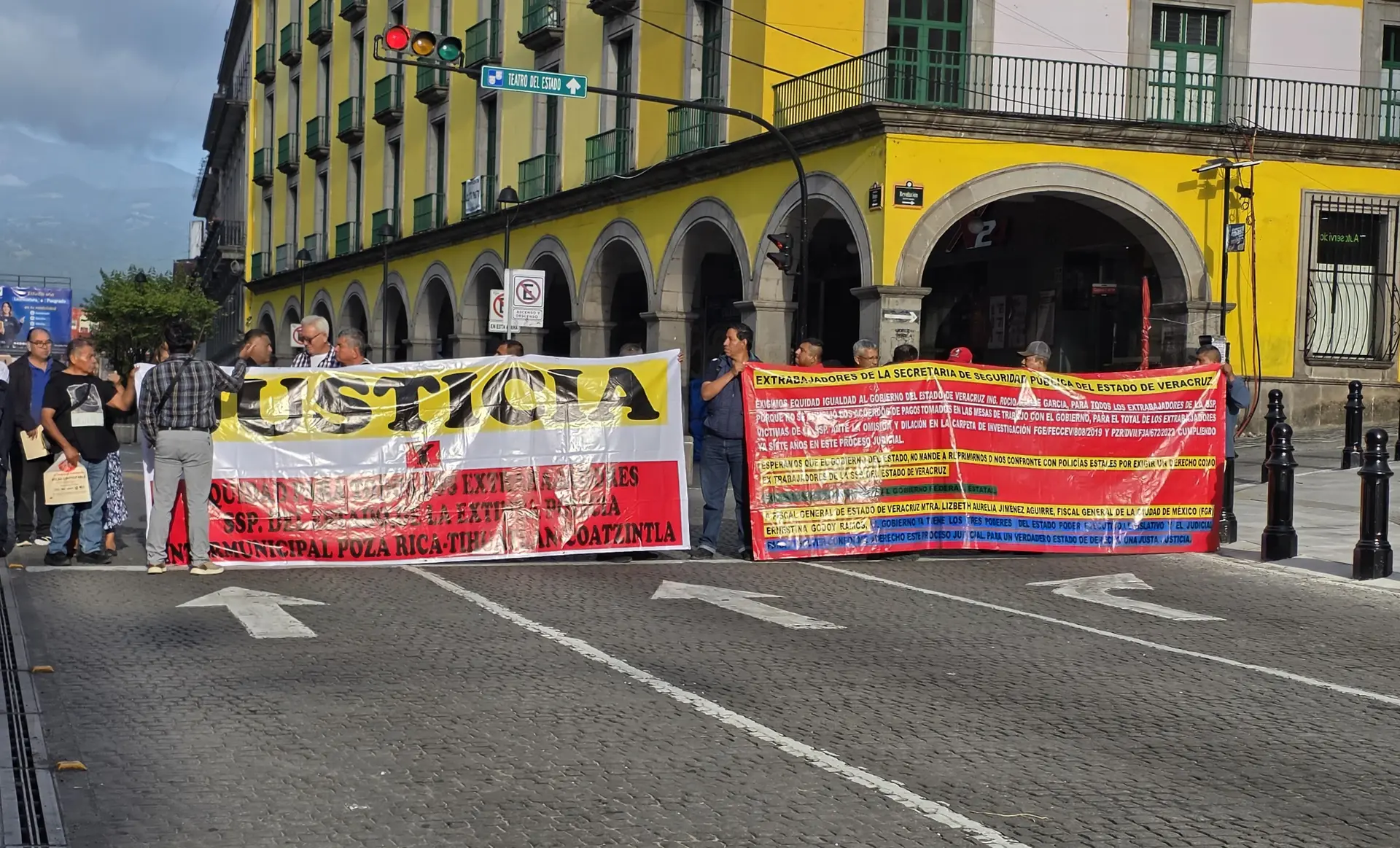 Expolicías bloquean Enríquez en Xalapa por pagos pendientes