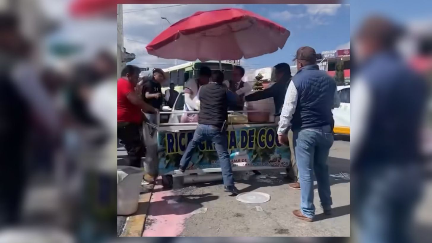 Humilde vendedor de aguas prefirió tirar todo antes de que autoridades se la quiten en un operativo en Ixtlahuaca