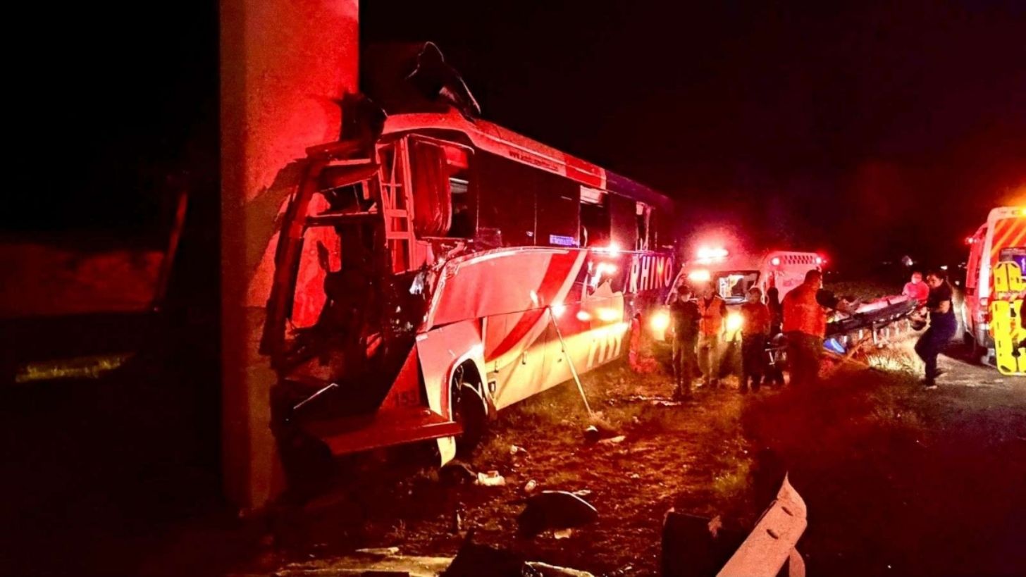 Chofer y 3 pasajeros quedan prensados en autobús tras brutal choque contra columna en carretera Delicias – Chihuahua