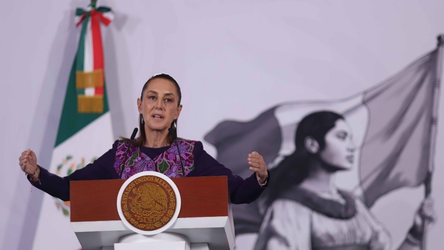 Claudia Sheinbaum lleva mensaje de paz a la IV Cumbre en Defensa de la Democracia