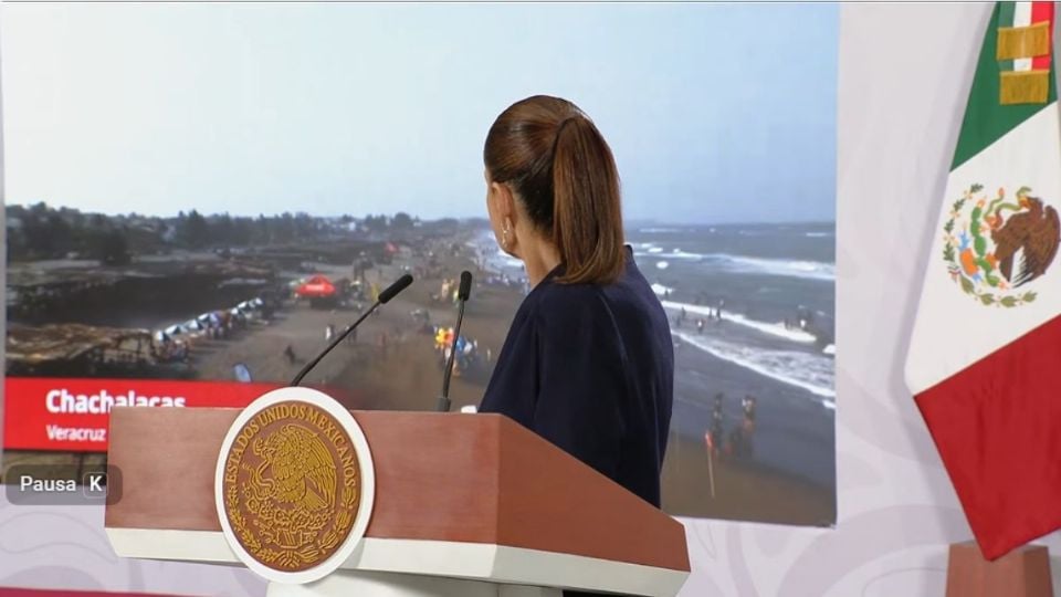 Sheinbaum presume en mañanera alta presencia de turistas en Veracruz, pese a derrame