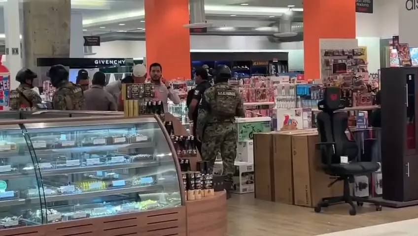 Hombres armados asaltan joyería de Sears en Nuevo Veracruz