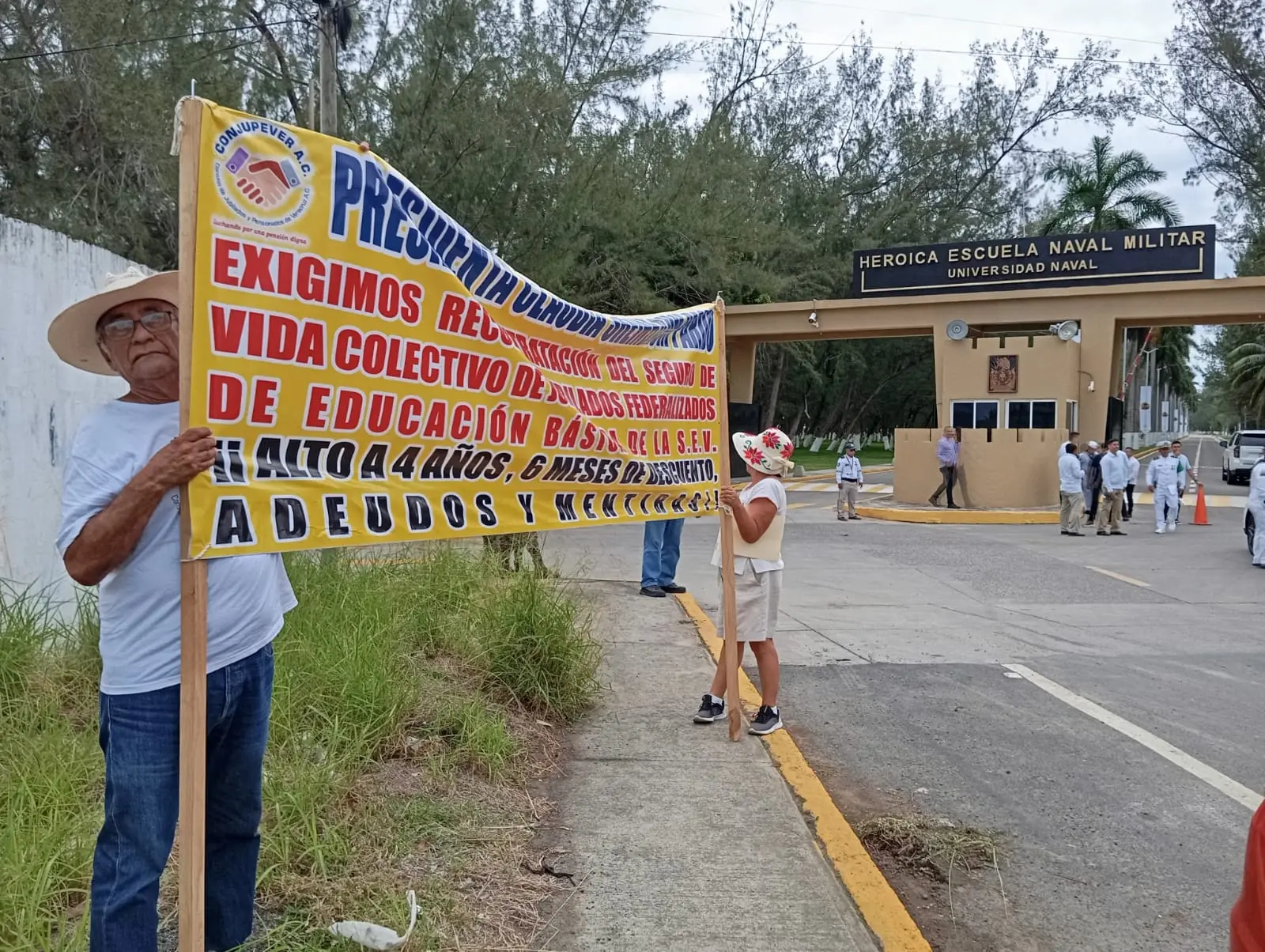 Aprovechan visita de Sheinbaum para exigir seguros de vida