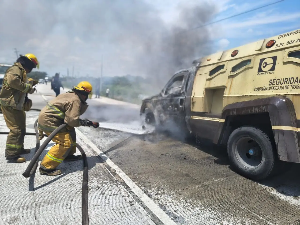 Camioneta con dinero en efectivo se incendia en Las Matas