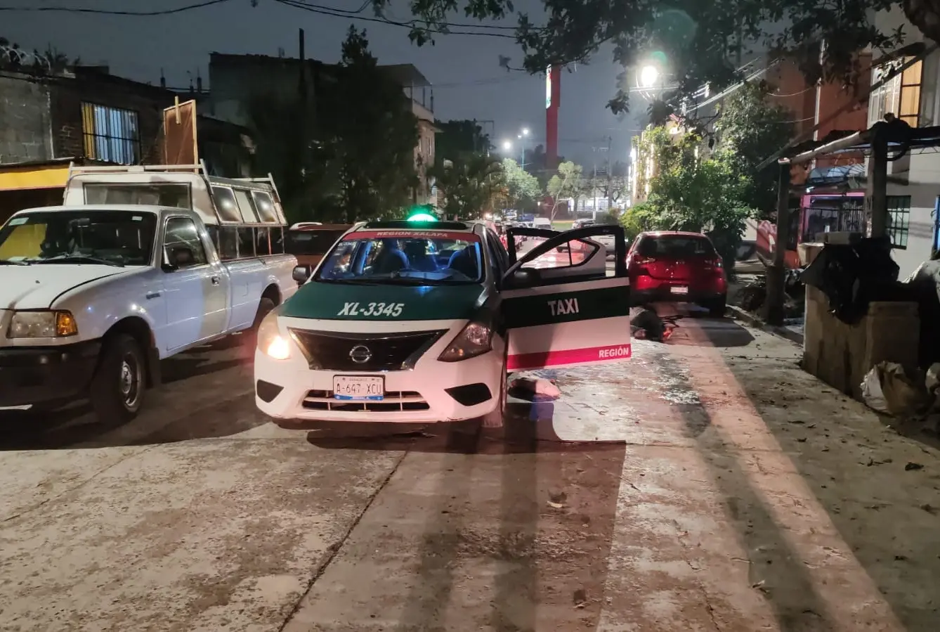 Asesinan a navajazos a taxista en la Unidad del Bosque en Xalapa