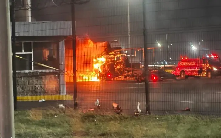Tráiler nodriza se incendia en recinto portuario de Veracruz