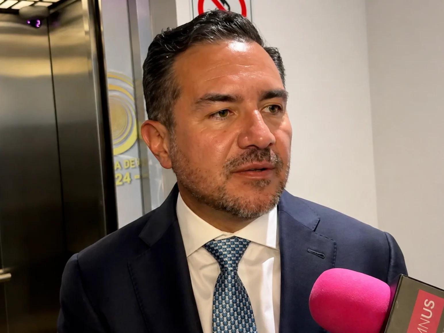 Yunes Márquez niega cancelación de visa y acusa a la IA