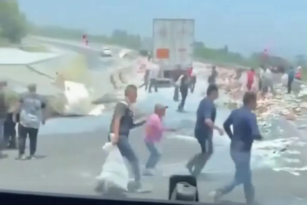 Dos lesionados tras volcar tráiler. Roban toda la carga de la unidad, en autopista de Veracruz