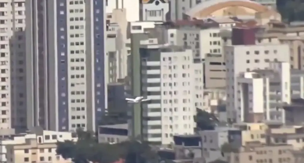 Avioneta se estrella contra edificio en Brasil y deja varios muertos