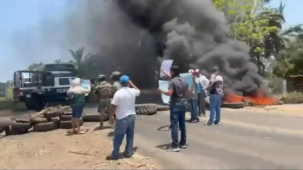 Bloquean carretera Costera del Golfo con rumbo a Catemaco; esto se sabe