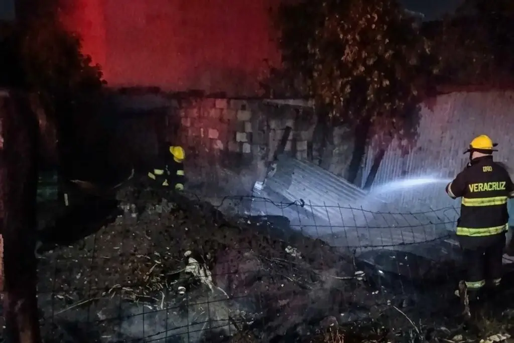 Otra vez, 2 incendios la noche de este martes sofocados por Bomberos de Veracruz
