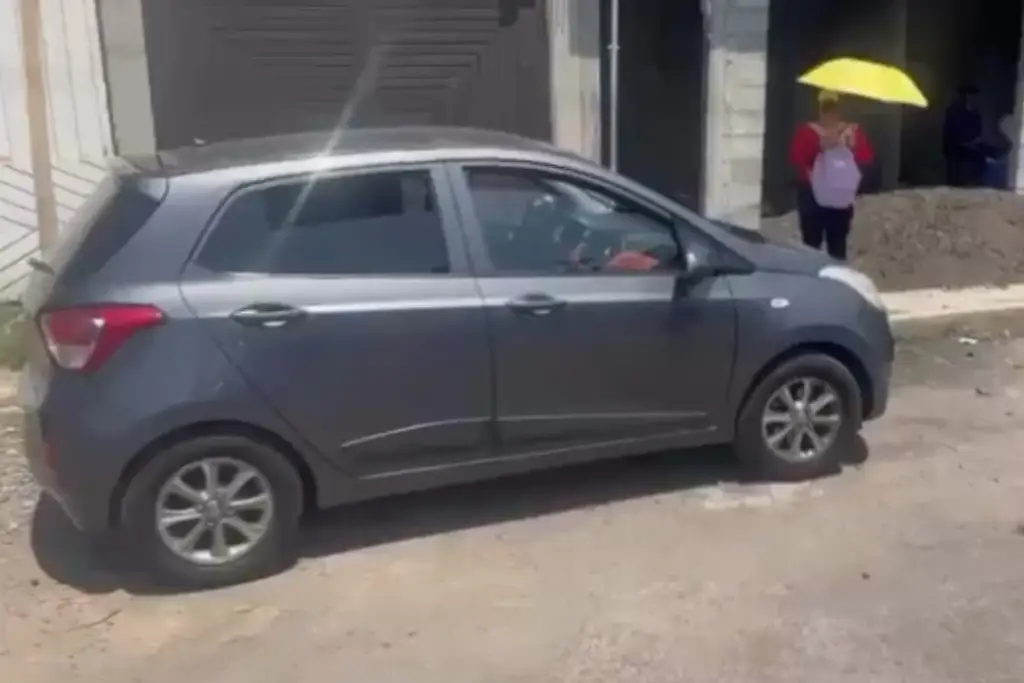 Deja a hijo de 3 años dentro de auto con las altas temperaturas para ir a comprar boletos