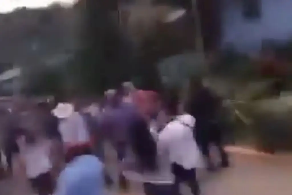 Casi lo machetean: pobladores persiguen a alcalde en localidad de Puebla