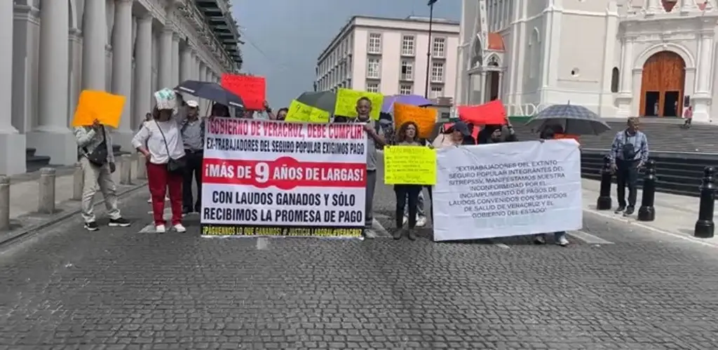 Extrabajadores del Seguro Popular bloquean centro de Xalapa, Veracruz; esto exigen
